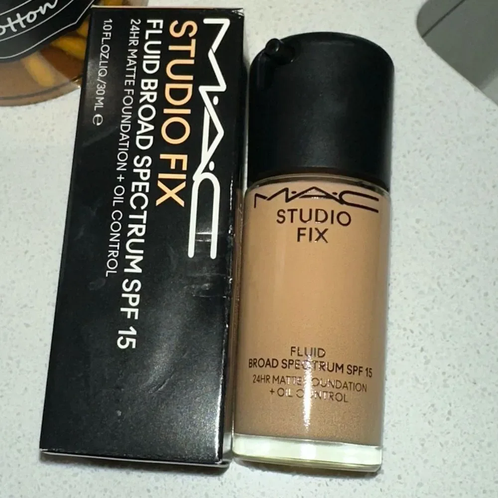 MAC Studio Fix Fluid SPF15 24HR Matte Foundation + Oil Control